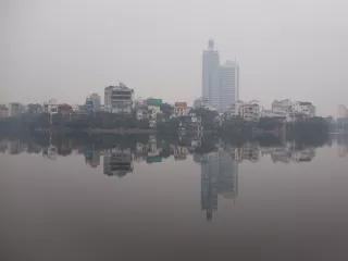 West Lake aka Hồ Tây - Hanoi, Vietnam. Aufgenommen von Chris Goldberg Skyline Hanoi vom Hô Tai-See aus. Es ist nebelig