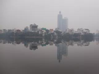 Skyline Hanoi vom Hô Tai-See aus. Es ist nebelig