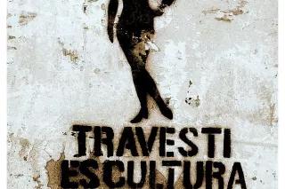 travesti es cultura weibliche* shilouette mit der unterschrift travesti es cultura auf einer Mauer mit abblätternder Farbe