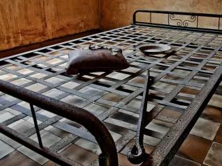 Tuol Sleng - früher berüchtigtes Sicherheitsgefängnis 21 (S-21) der Roten Khmer, heute ein Museum. Tuol Sleng - früher berüchtigtes Sicherheitsgefängnis 21 (S-21) der Roten Khmer, heute ein Museum.
