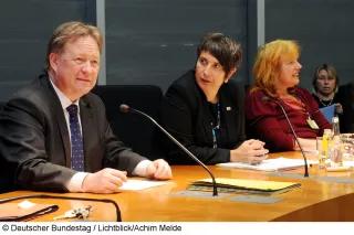 Vorsitzender des Unterausschusses Krisenprävention Joachim Spatz, Sachverständige Monika Hauser (mitte) und Ute Scheub Vorsitzender des Unterausschusses Krisenprävention Joachim Spatz, Sachverständige Monika Hauser (mitte) und Ute Scheub