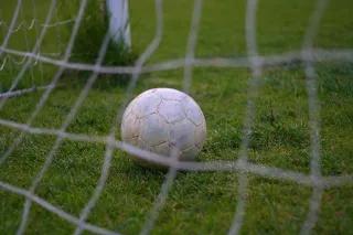 Kick-off. Dribbling, passing, scoring: “Run, faster! Close the gap in the defense!” – “Go, yalla, try a header!” football in a goal