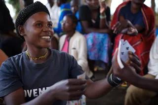 Ehemalige Kindersoldatin aus Uganda beim Kartenspiel. Rita Schäfer sagt, Jugendprogramme sollten gemeinsam mit sozial marginalisierten jungen Männer und Frauen initiiert werden, die auf bestehende Erfahrungen in Prä-/Post-Konfliktländern aufbauen Ehemalige Kindersoldatin aus Uganda beim Kartenspiel.