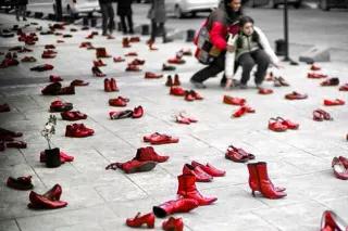 "Ich wünsche mir, dass wir einen beherzten Schritt im Kampf gegen Gewalt gegen Frauen unternehmen. Wir sind besser geworden in den 28 Mitgliedstaaten, aber das Thema muss Priorität auf den Tagesordnungen erhalten." Protesting Violence Aigainst Women