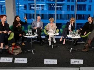 v.l.n.r.: Pieke Biermann, MIthu Sanyal, Christian Pfeiffer, Ulrike Baureithel, MArgarete von Galen und Fabienne Freymadl auf dem StreitWert-Podium v.l.n.r.: Pieke Biermann, Mithu Sanyal, Christian Pfeiffer, Ulrike Baureithel, Margarete von Galen und Fabienne Freymadl auf dem StreitWert-Podium