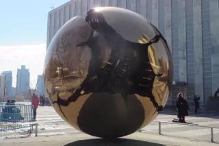 Weltkugel vor dem UN-Hauptgebäude in New York Weltkugel vor dem UN-Hauptgebäude in New York