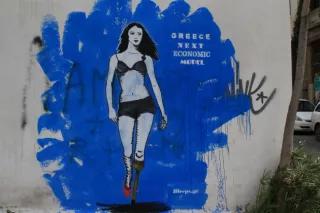 Wenn Frauen keine andere Möglichkeit mehr sehen, Geld zu verdienen, wird die Prostitution zu einer Option. Griechenland in der Krise heißt auch, dass arme Männer ihre letzten Euros zu noch ärmeren Frauen tragen und sich Sex kaufen