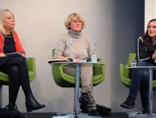Christa Wichterich, Moderatorin Ulrike Baureithel, Susanne Schultz (v.l.n.r.) Christa Wichterich, Moderatorin Ulrike Baureithel, Susanne Schultz (v.l.n.r.)