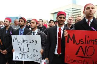 Muslimische Männer sprechen sich, bei einer Demo 2013 in Dallas (Texas, USA), gegen Gewalt an Frauen aus: „Muslime sagen Ja zu Frauenrechten“.