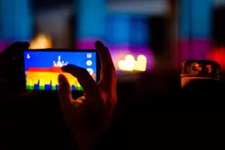Das Brandenburger Tor leuchtet in den Regenbogenfarben. Homonationale Fallstricke des Trauerns in der medialen Übersetzung Das in regenbogenfarben erleuchtete Brandenburger Tor in einem Handy-Display.