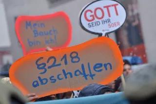 Plakat mit Aufschrift: §218 abschaffen