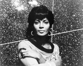 schwarz-weiß Foto von Nichelle Nichols als Nyota Uhura in Stark Trek