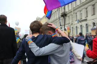 Zwei Mädchen umarmen sich während der Bewegung 2014 in St. Petersburg