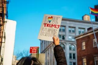 Ein Schild mit der Aufschrift "Love Trumps Hate" auf einer LGBT Solidaritätskundgebung in New Yorkk