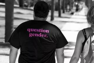 mann in schwarzem t-shirt mit aufdruck: question gender