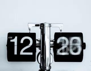 Nach dem Gender Time Gap wenden täglich 1,5 Stunden mehr für unbezahlte Sorgearbeit auf. Uhr
