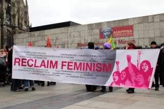 „Emanzipationsdampfmaschine Kolonialismus“ gehört demontiert. Kein Feminismus ohne Antirassismus! „Emanzipationsdampfmaschine Kolonialismus“ gehört demontiert. Kein Feminismus ohne Antirassismus!