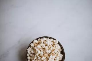 Popcorn Eine Schüssel mit Popcorn