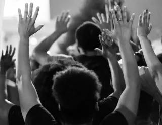Der Terrorismus-Vorwurf trifft nicht nur auffällig häufig BPOC- und muslimische Menschen, sondern auch queere, trans*idente oder psychisch labile Schwarze Menschen heben die Hände