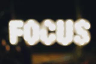 Andere Länder haben den Fokus "Feminismus" schon scharf gestellt unscharfer text "focus"
