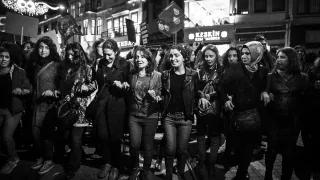 Feminist*innen auf einer Demo in der Turkei