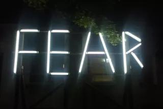 Angst scheint der derzeitige politische Motor zu sein. Fear als Lichtinstallation