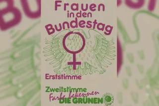 Plakat - Bundestagswahl 1987 Weißer Hintergrund, darauf in lila und grünen Buchstaben der Titelschriftzug, in der Mitte stilisierter Bundesadler in grün, der ein lila Frauenzeichen im Schnabel trägt, in der rechten unteren Ecke Logo der Grünen