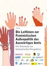 Das Titelbild zeigt eine Zeichnung von Hände in verschiedenen Hautfarben mit und ohne Nagellack, die sich nach oben recken. In der rechten Bildmittel ist ein weißer Textkasten zu sehen, in dem steht: "E-Paper. Die Leitlinien zur Feministischen Außenpolitik des Auswärtigen Amts. Ein Statement aus feministischer Perspektive". Darunter sind die Logos der zeichnenden Organisationen zu sehen 