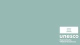 Graugrüner Grund zeigt ich weiss das Logo der UNESCO Logo