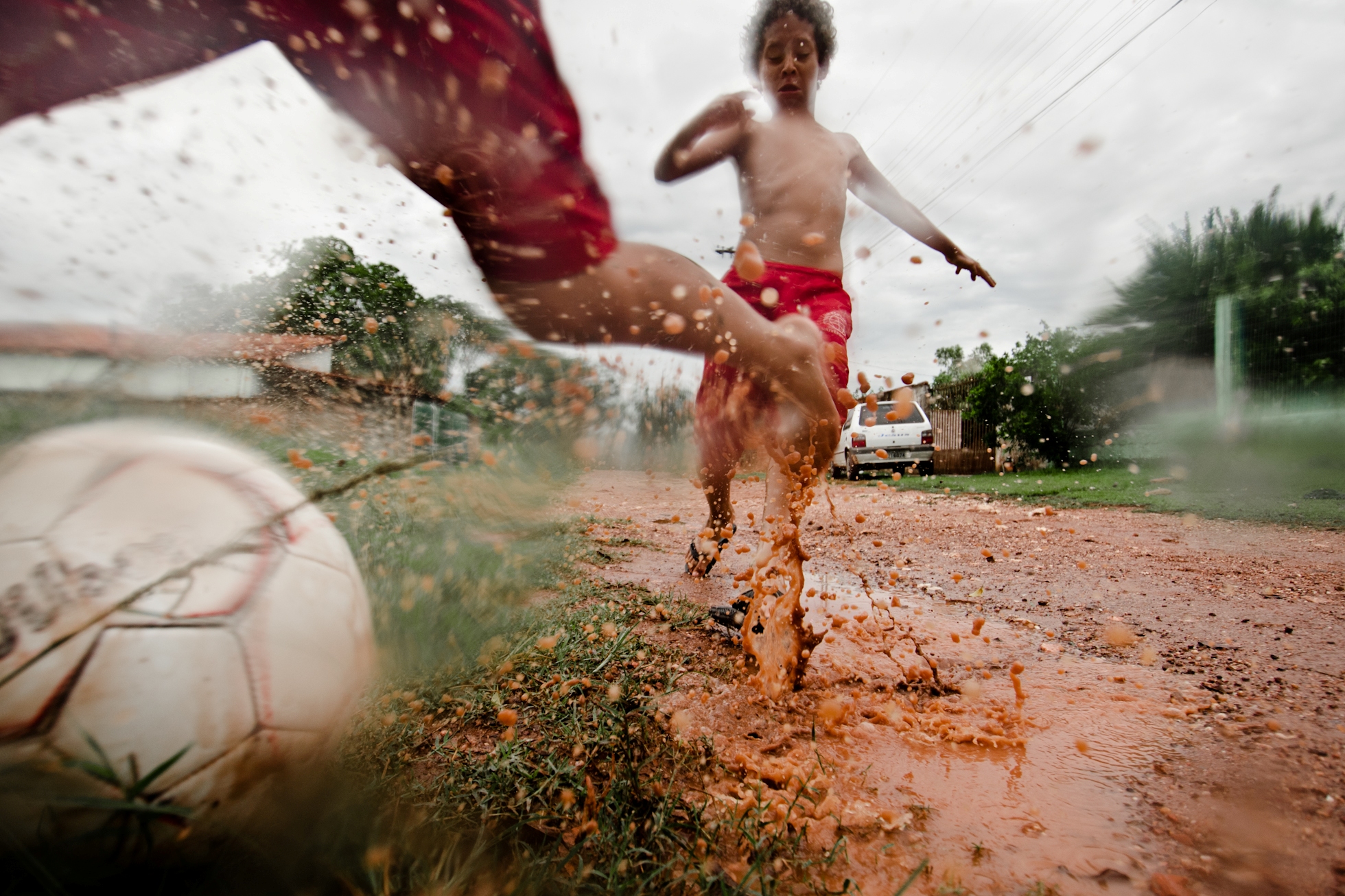 Schlammfußball in Brasilien Kinder spielen Schlammfußball auf der Straße