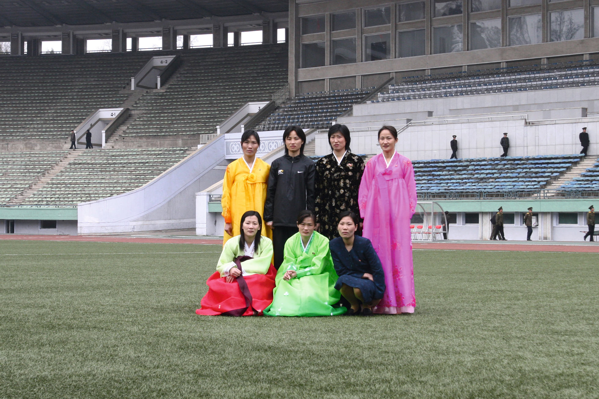Nordkoreanische Spielerinnen im Stadion. Im Hintergrund: Militär Nordkoreanische Spielerinnen im Stadion. Im Hintergrund: Militär