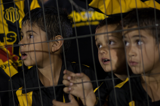 Didem Ozan hat sich gefragt, ob Kinder vorgezeichnete Bilder davon haben, wer Fußball spielt? Kinder schauen erstaunt