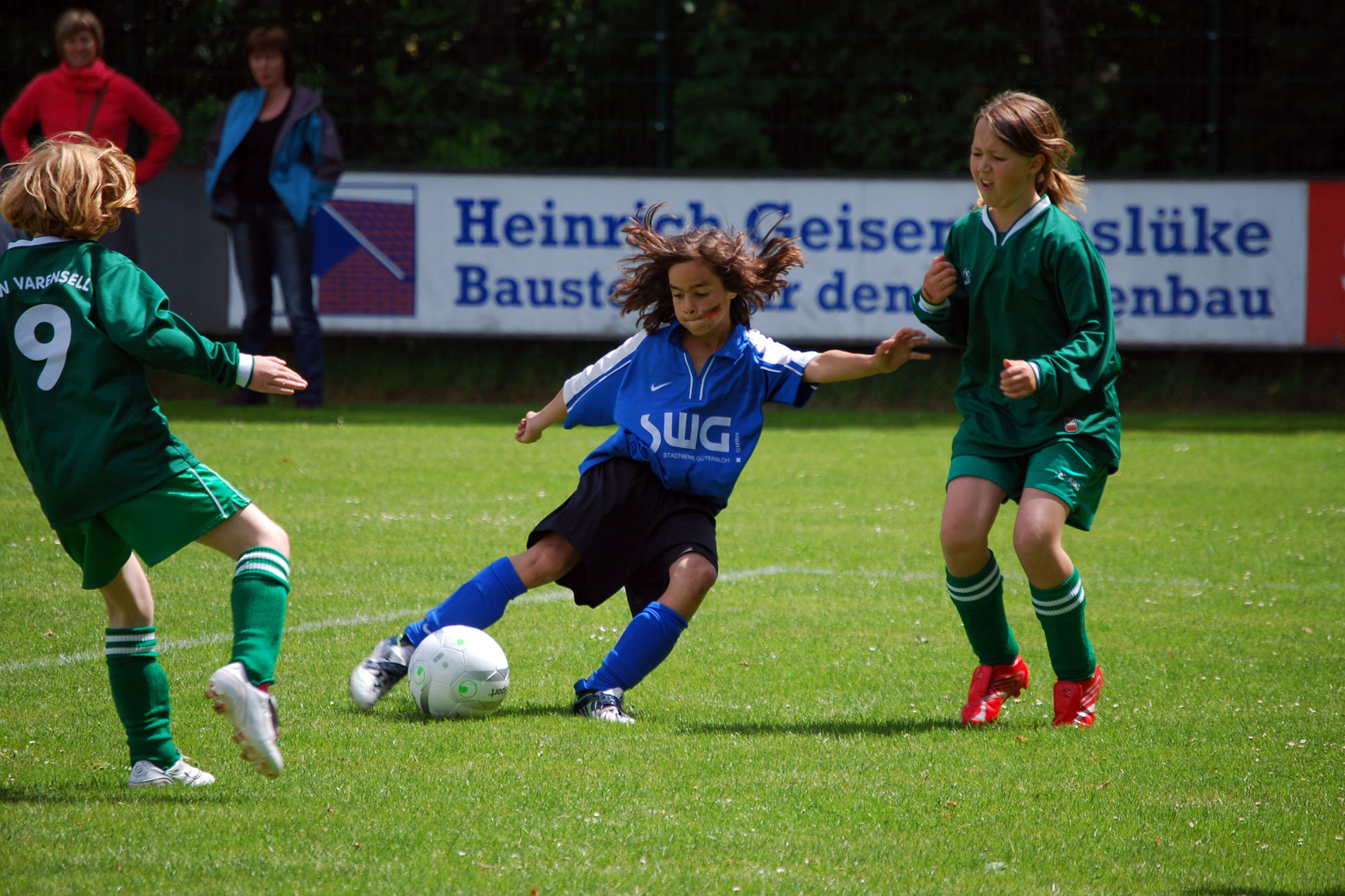 "Für die Förderung und Professionalisierung des Frauenfußballs muss der Deutsche Fußballbund (DFB) stärker als bisher finanzielle Mittel bereit stellen", fordert Unmüßig. Notwendig sei der bundesweite Ausbau von Sport- und Trainingsstätten für Frauen. Die vielerorts männerdominierten Vereinsstrukturen müssten aufgebrochen, mehr Frauen als Trainerinnen in der Frauenbundesliga beschäftigt und in die Vereinsvorstände berufen werden. " Mädchen spielen Fußball
