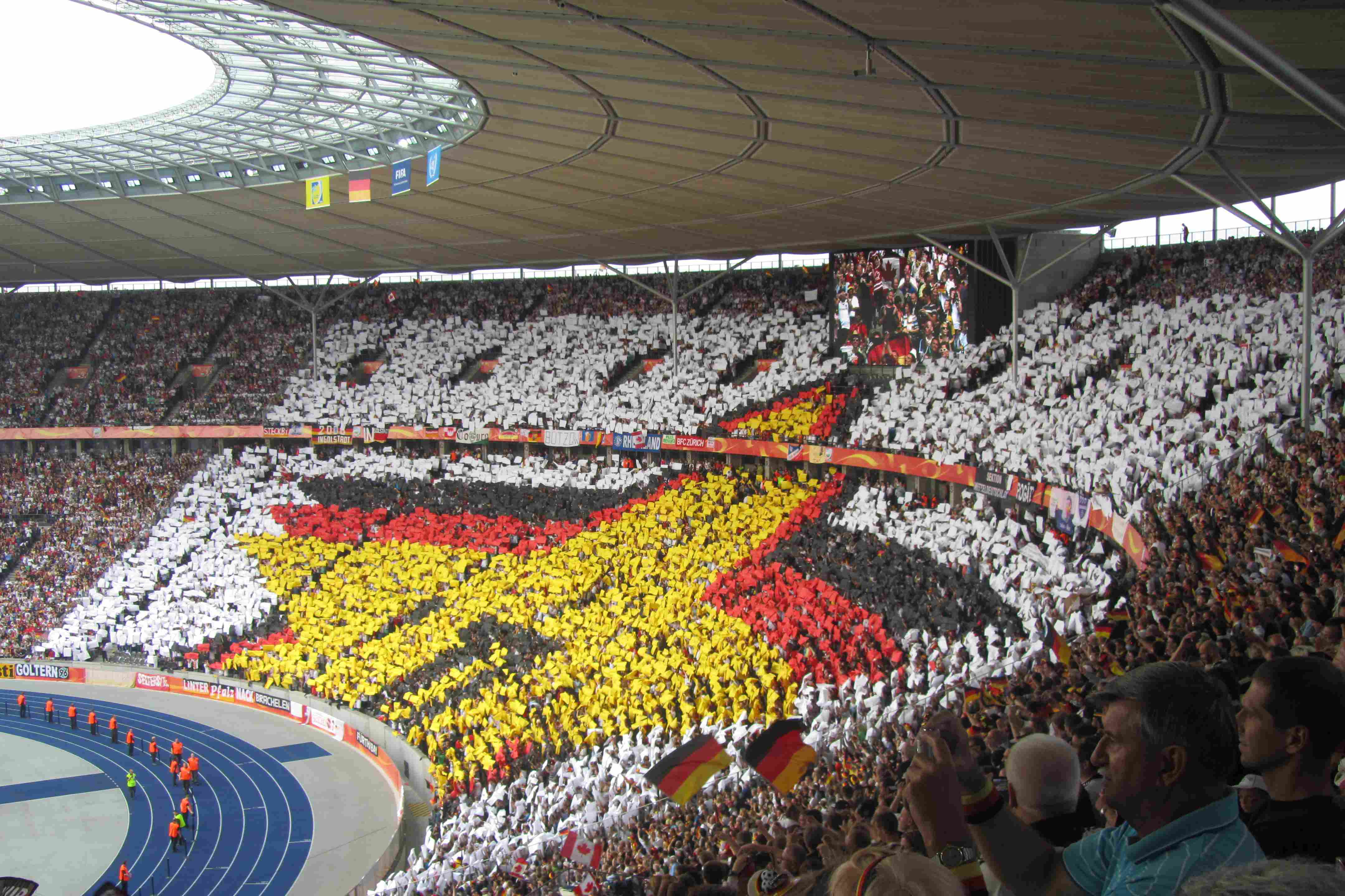 Eröffungsspiel der Frauen Fussball-WM in Berlin Zuschauer bilde Stern beim Eröffungsspiel der Frauen Fussball-WM in Berlin
