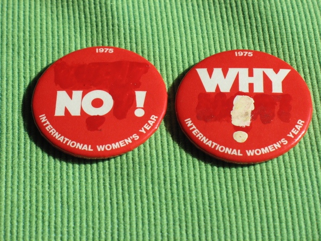 Zur Geschichte der deutschen Lesben-Geschichte-Frauen-Bewegung Button Antifeminismus