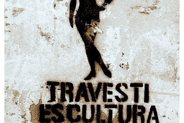 travesti es cultura weibliche* shilouette mit der unterschrift travesti es cultura auf einer Mauer mit abblätternder Farbe