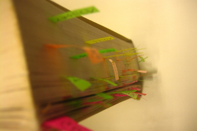 Der Gleichstellungsbericht aus feministischer und männerpolitischer Perspektive Buch mit Postits