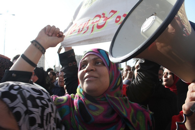 Demonstration zum internationalen Frauentag in Ägypten 2011. Frauen mit Transparenten und Megafon in Ägypten.