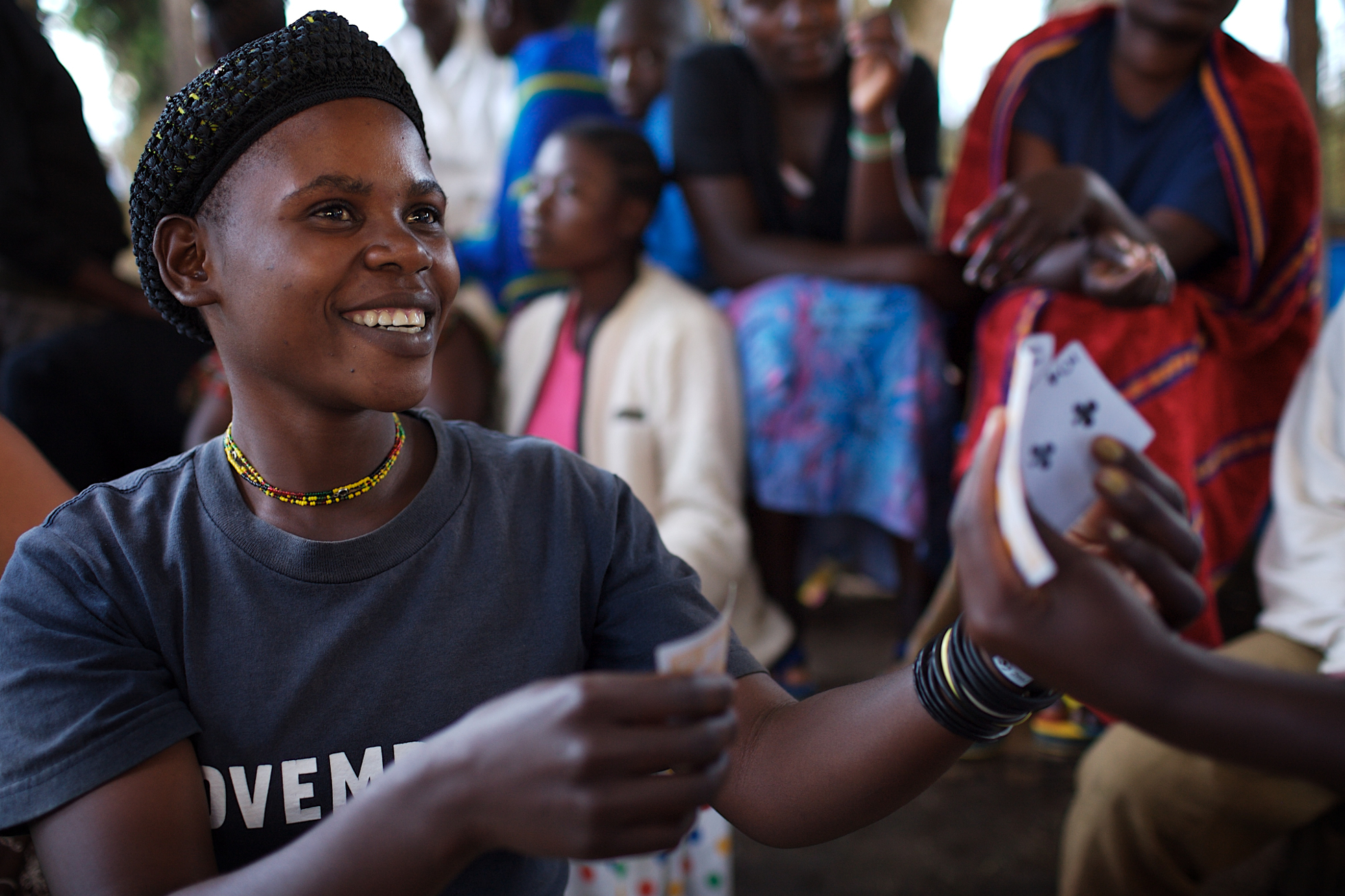 Ehemalige Kindersoldatin aus Uganda beim Kartenspiel. Rita Schäfer sagt, Jugendprogramme sollten gemeinsam mit sozial marginalisierten jungen Männer und Frauen initiiert werden, die auf bestehende Erfahrungen in Prä-/Post-Konfliktländern aufbauen Ehemalige Kindersoldatin aus Uganda beim Kartenspiel.
