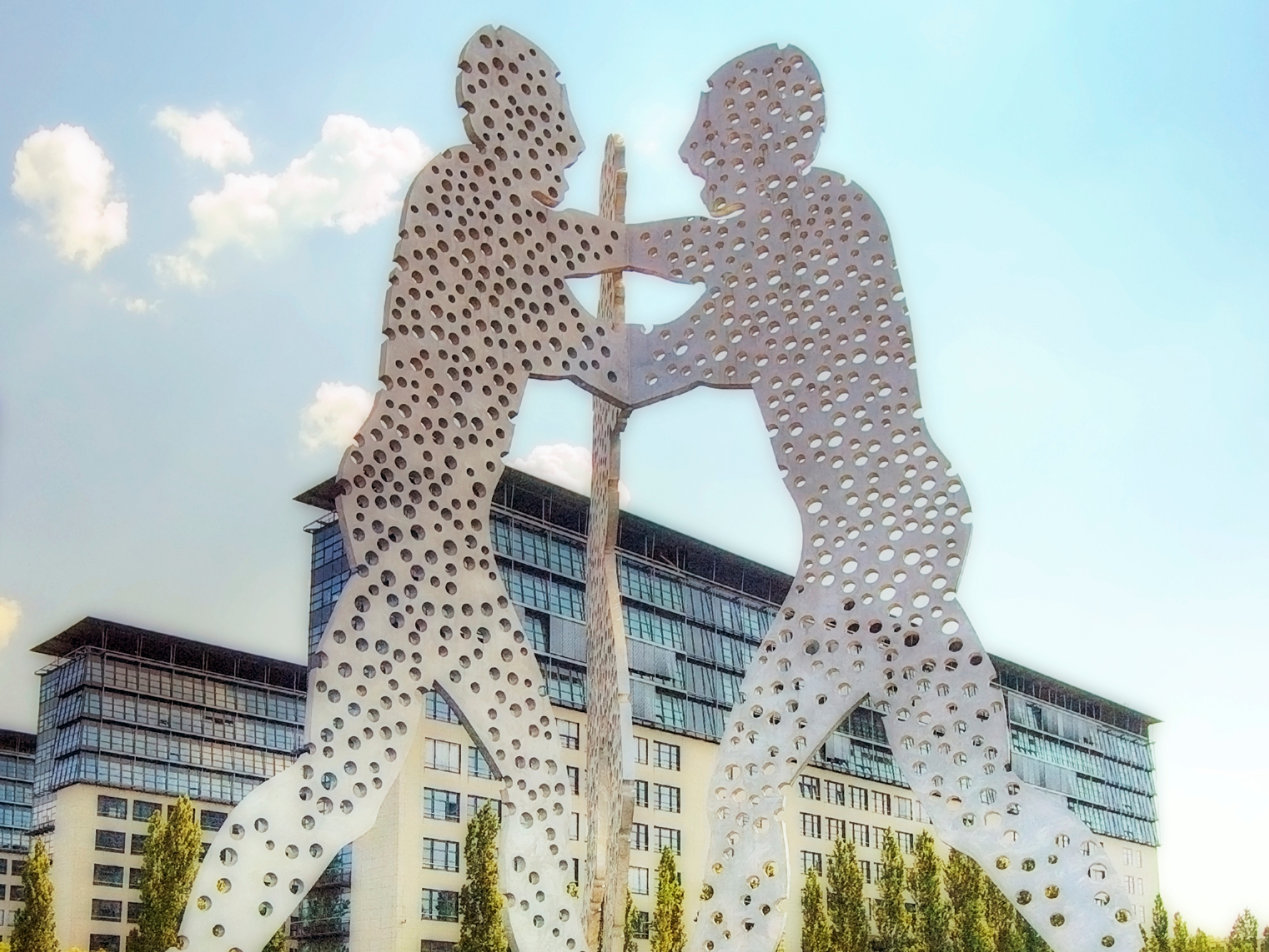 Molecule Man ist eine Skultpur von Jonathan Borofsky und steht in Berlin. Sie soll daran erinnern, "dass sowohl der Mensch als auch die Moleküle in einer Welt der Wahrscheinlichkeit existieren". Vielfalt als Grundlage menschlicher Existenz. Molecule Man ist eine Skultpur von Jonathan Borofsky und steht in Berlin. Sie soll daran erinnern, "dass sowohl der Mensch als auch die Moleküle in einer Welt der Wahrscheinlichkeit existieren". Vielfalt als Grundlage menschlicher Existenz.