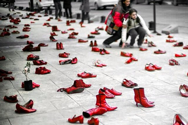 "Ich wünsche mir, dass wir einen beherzten Schritt im Kampf gegen Gewalt gegen Frauen unternehmen. Wir sind besser geworden in den 28 Mitgliedstaaten, aber das Thema muss Priorität auf den Tagesordnungen erhalten." Protesting Violence Aigainst Women