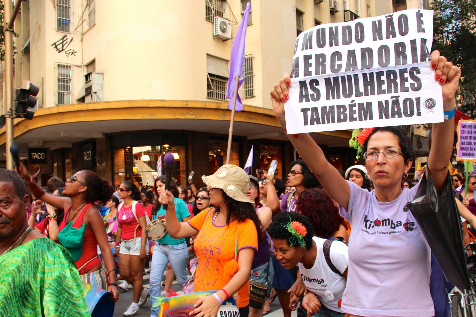 Frauen demonstrieren in Brasilia. Auf dem Transparent steht: "Die Welt ist kein Handelsobjekt – Frauen auch nicht" Frauen demonstrieren in Brasilia