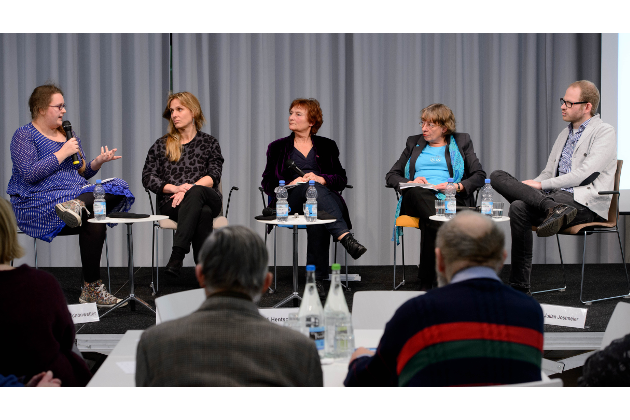 Podium v.l.n.r. Charlott Schönwetter, Katja Keul, Gitti Hentschel, Dagmar Freudenberg, Julian Jostmeier Podium v.l.n.r. Charlott Schönwetter, Katja Keul, Gitti Hentschel, Dagmar Freudenberg, Julian Jostmeier