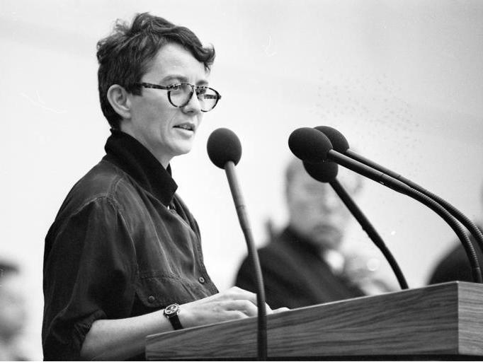 1989 wurde Anne Klein Senatorin für Jugend, Frauen und Familie des Landes Berlin 1989 wurde Anne Klein Senatorin für Jugend, Frauen und Familie des Landes Berlin
