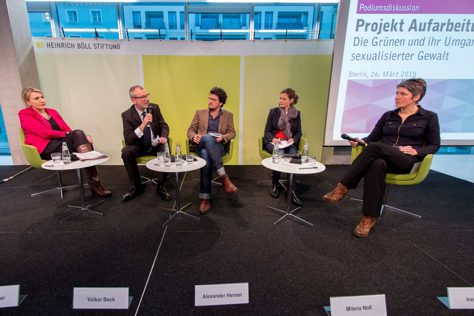 Das Podium v.l.n.r. Simone Peter, Volker Beck, Alexander Hensel, Milena Noll, Ines Pohl diskutieren die Frage nach dem Warum? und nach den Konsequen Podium v.l.n.r. Simone Peter, Volker Beck, Alexander Hensel, Milena Noll, Ines Pohl