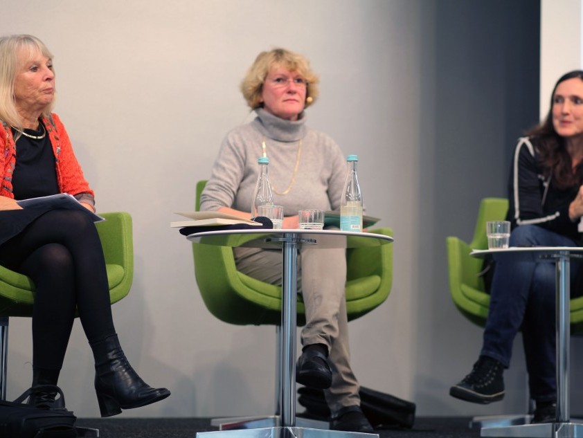 Christa Wichterich, Moderatorin Ulrike Baureithel, Susanne Schultz (v.l.n.r.) Christa Wichterich, Moderatorin Ulrike Baureithel, Susanne Schultz (v.l.n.r.)
