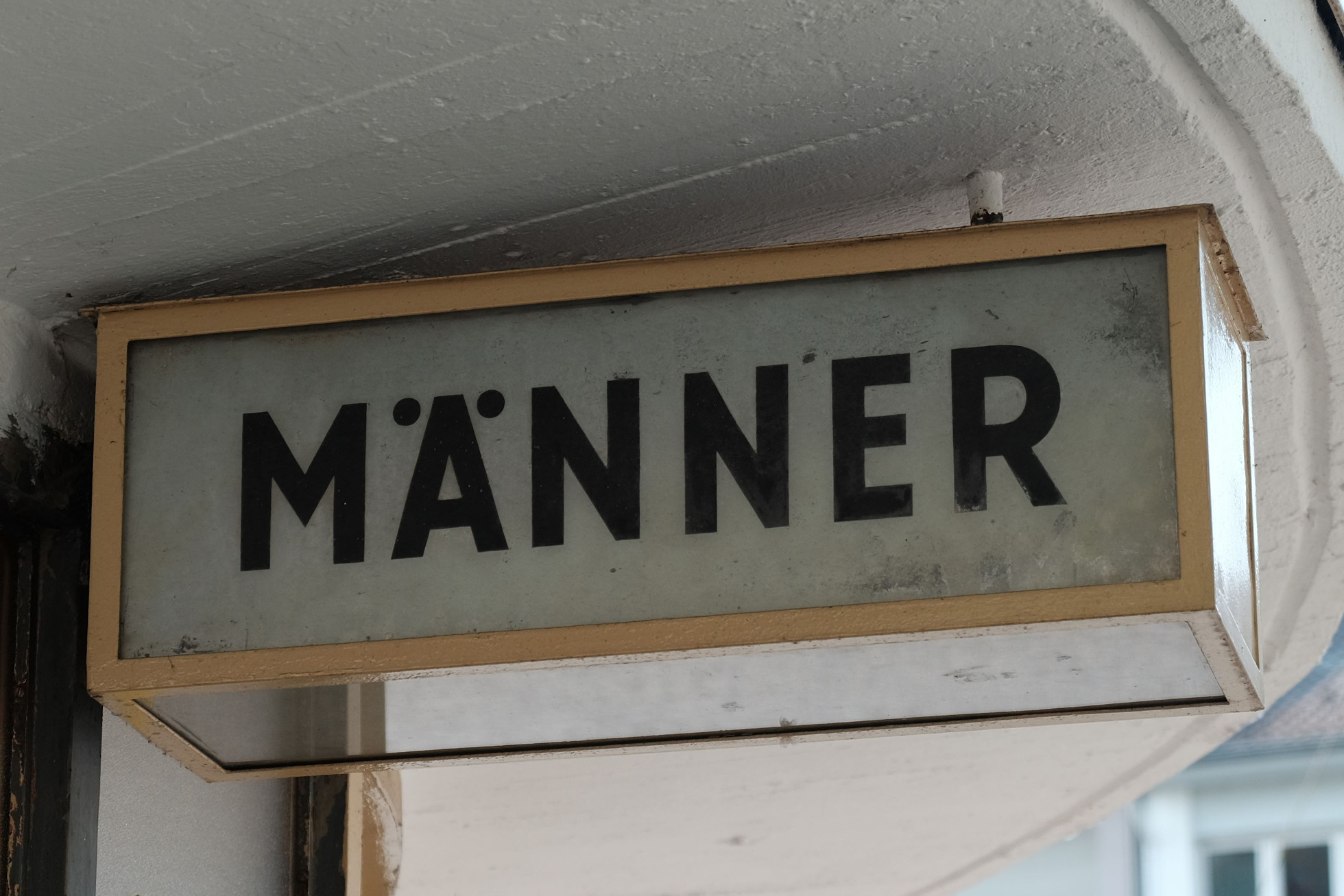 Die Erzählung vom Mann in der Krise hat einen gewaltigen Haken: Sie ist Unsinn Toilettenaufschrift Männer