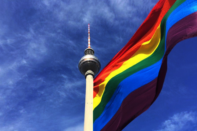 Bildtitel: Berlin Pride. Auch in Berlin prangen zu den Pride Weeks die Regenbogenfahnen Regenbogenflagge vor dem Fernsehturm in Berlin