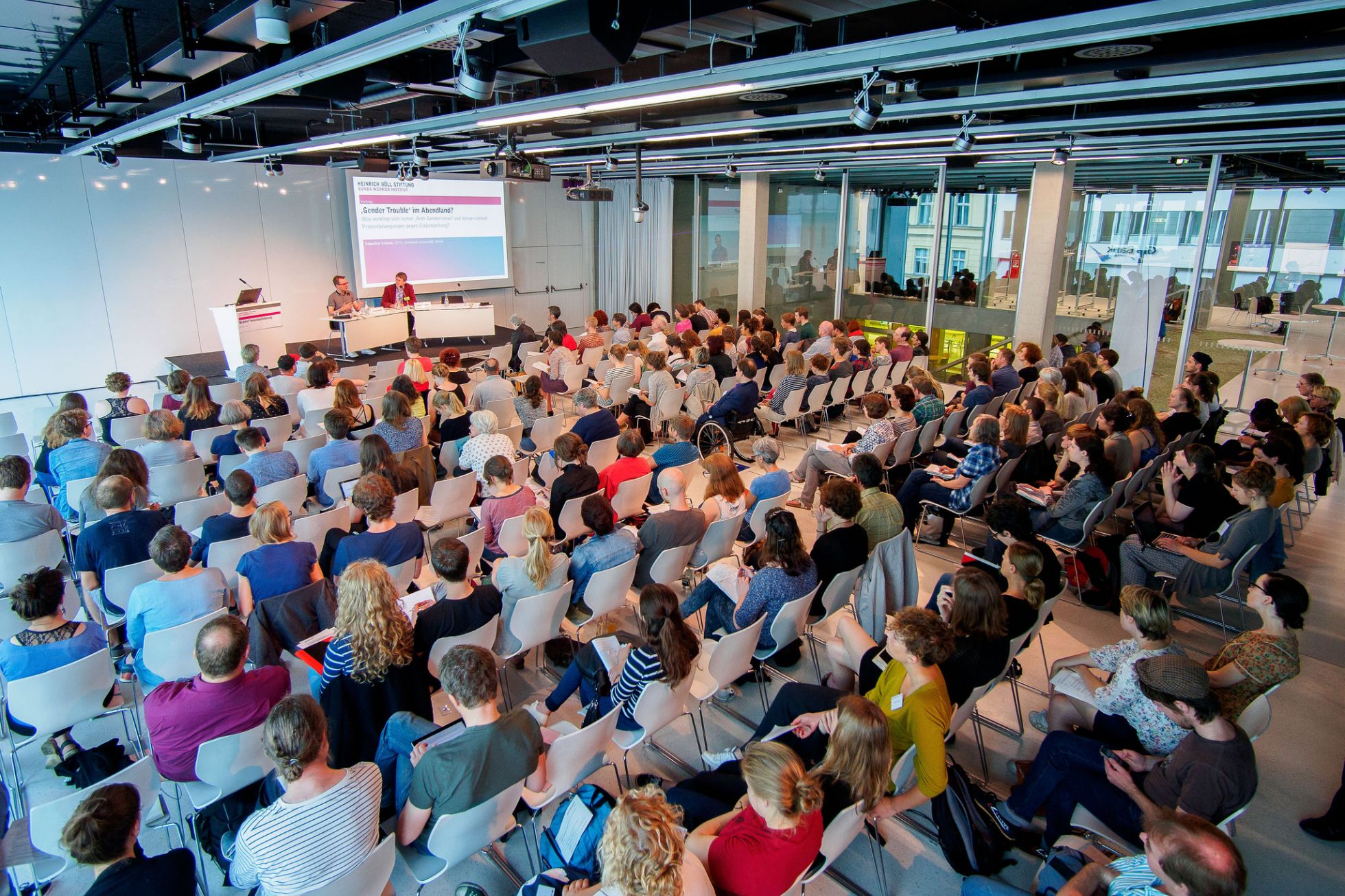 Voller Saal bei der Eröffnung der Tagung gorßer saal heinrich-böll-stiftung, voll besetzt
