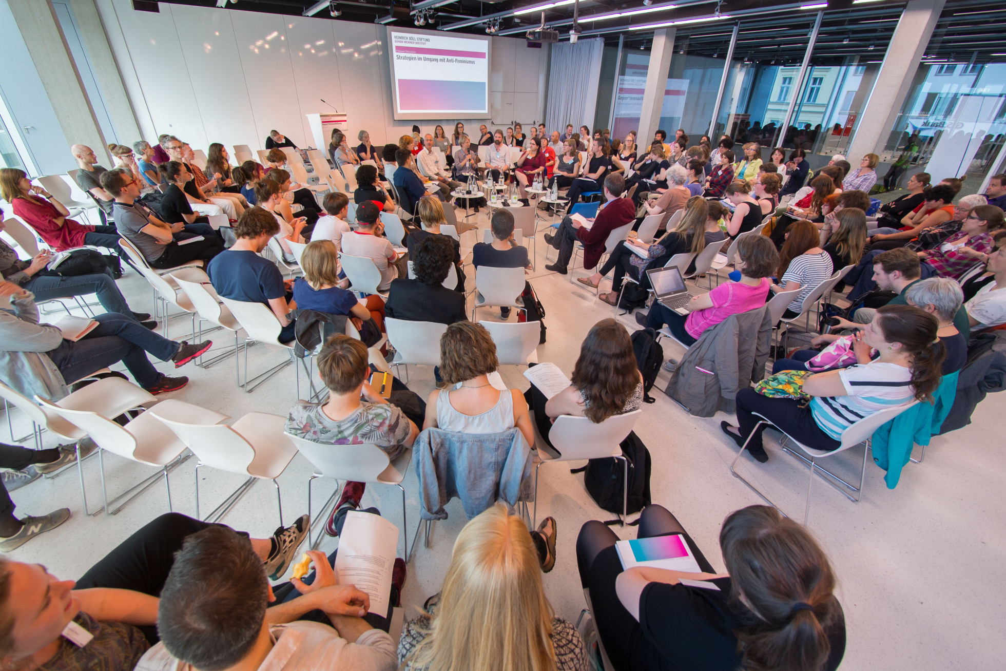 Am Ende kamen noch einmal alle Teilnehmer_innen in einer Fishbowl-Diskussion zusammen